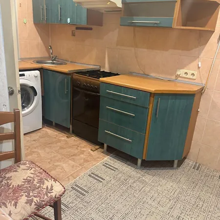 Quiet 1st Floor Flat On Troitska Near Shevchenko Park Center Apartment